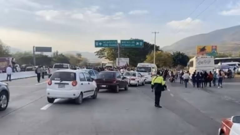 Estudiantes-y-maestros-bloquean-Autopista-del-Sol-en-Guerrero