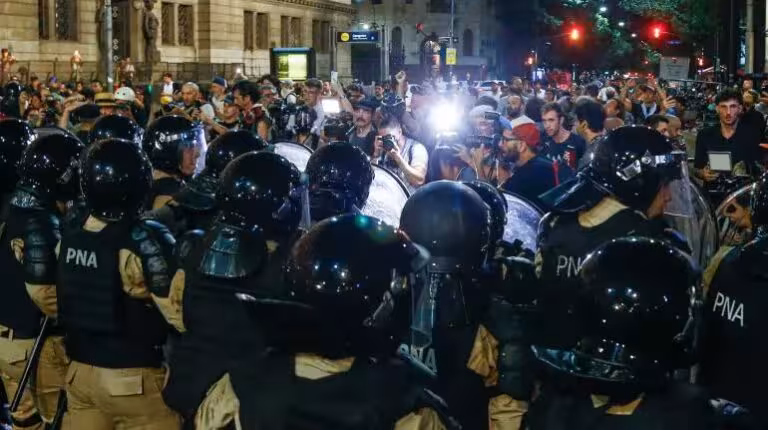 protestas-contra-ley-omnibus-argentinaOK