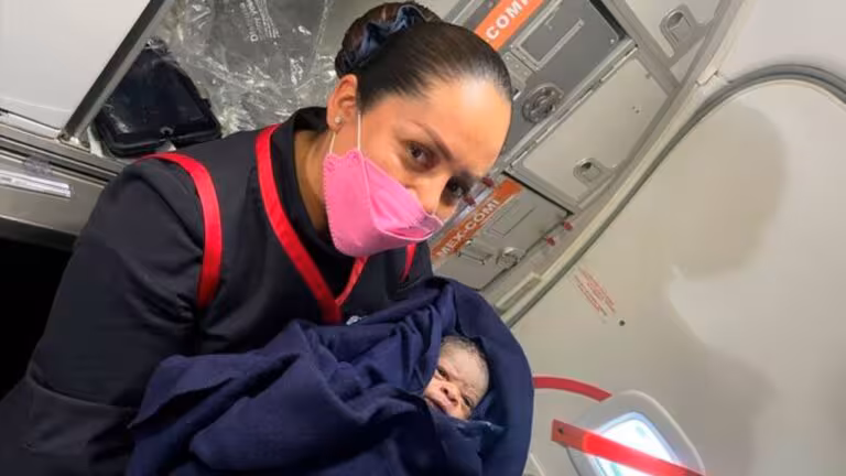 Nace-bebe-en-avion-de-Aeromexico