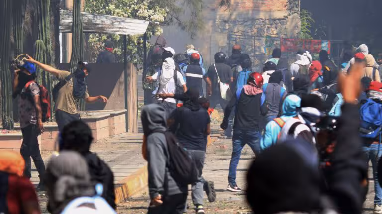 amlo-pide-a-normalistas-de-ayotzinapa-que-no-abusen-en-sus-protestas
