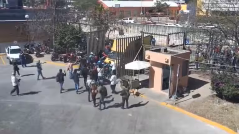 normalistas-irrumpen-Palacio-Chilpancingo-