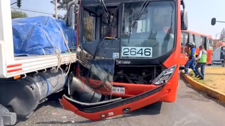accidente-de-metrobus-en-avenida-eduardo-molina-deja-siete-heridos