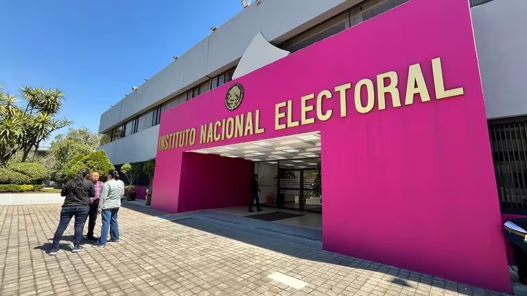 MORENA, PT y PVEM piden al INE cambiar sus colores a 3 días de la marea rosa