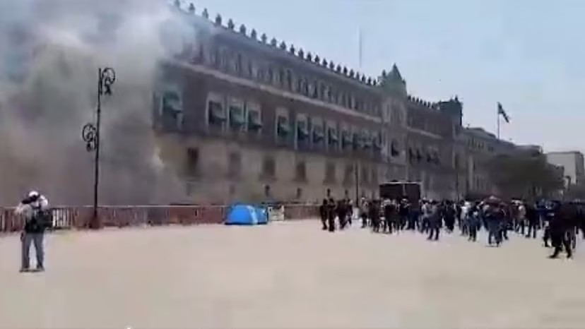 Normalistas de Ayotzinapa lanzan petardos a Palacio Nacional; hay heridos