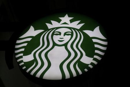 Se desploman cotizaciones de Starbucks a causa de un sombrío informe de ganancias por caída de ventas al iniciar el año