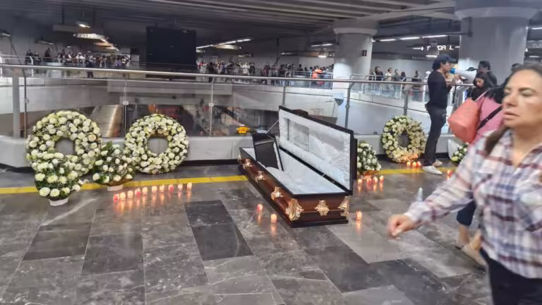 video-a-tres-anos-del-colapso-de-la-linea-12-protestan-en-estacion-mixcoac