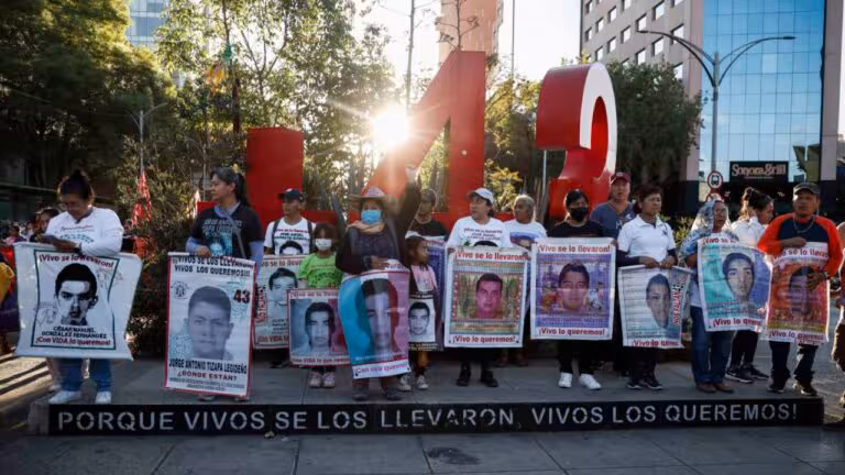amlo-confirma-que-el-3-de-junio-se-reunira-con-padres-de-los-43-desaparecidos-de-ayotzinapa