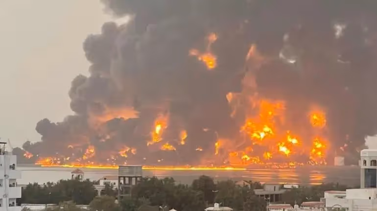 israel_bombardea_el_puerto_yemeni_de_hodeida_en_respuesta_al_ataque_de_huties_en_tel_aviv_0