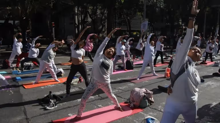 mega-clase-yoga-paseo-reforma
