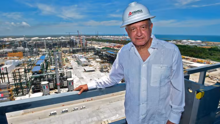 amlo-revele-que-refineria-dos-bocas-tuvo-una-inversion-aproximada-de-330-mil-millones-de-pesos