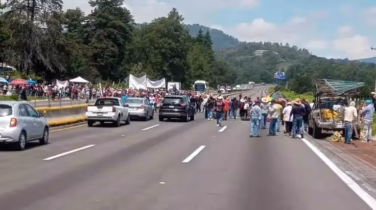 bloqueo_en_la_mexico-puebla_amlo_pide_a_campesinos_no_dejarse_manipular