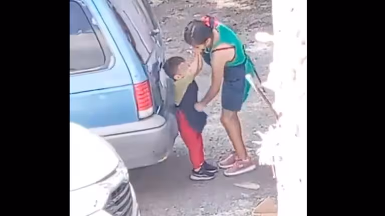 mujer-golpea-a-su-hijo-