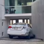 video-auto-choca-se-da-a-la-fuga-y-termina-dentro-de-inmueble-en-la-benito-juarez