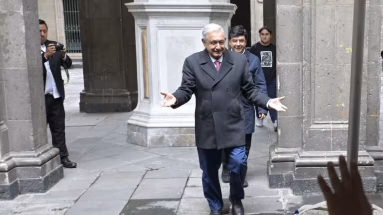 AMLO-se-va-de-Palacio-Nacional