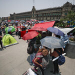 Maestros mexicanos inician paro general y tildan de "burla" la reciente subida salarial