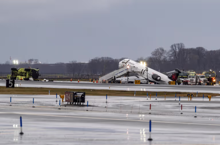 Reabren pista del aeropuerto LaGuardia de Nueva York donde ocurrió accidente de avión