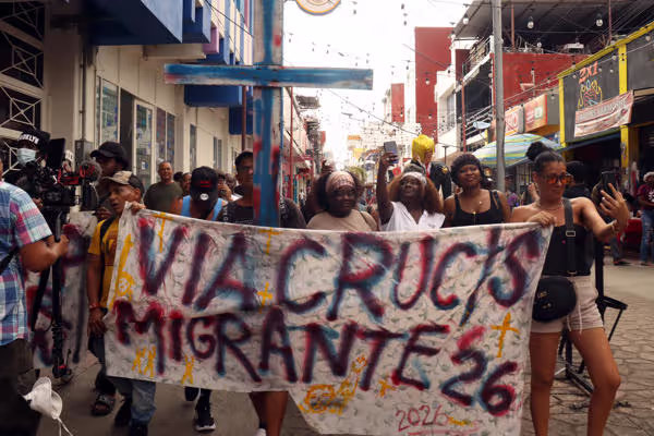 Migrantes recrean un viacrucis para visibilizar la crisis migratoria en el sur de México