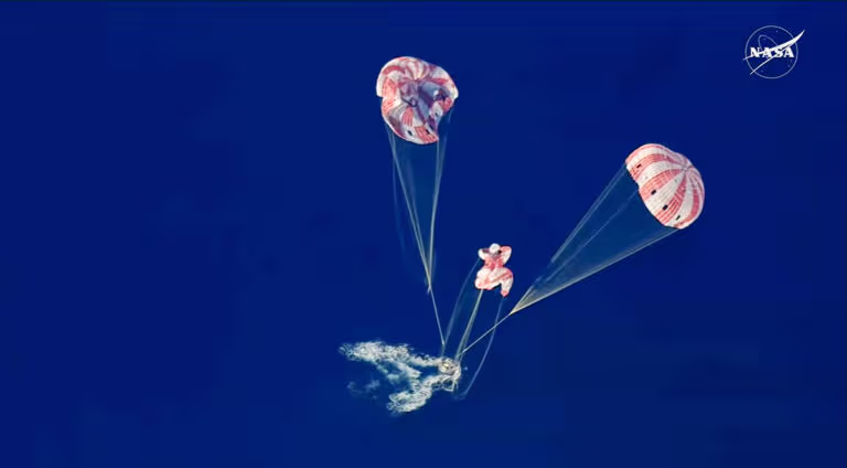 Ameriza en el Pacífico la cápsula tripulada de Artemis II con ayuda de paracaídas