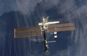 Una fuga en la EEI mantiene en alerta a astronautas en este histórico laboratorio orbital