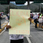 Maestros contin˙an protestas y toman casetas de peaje en centro y sur de MÈxico