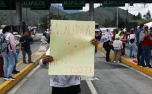 Maestros contin˙an protestas y toman casetas de peaje en centro y sur de MÈxico
