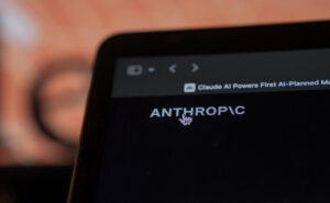 Demandan a Anthropic por supuestamente inflar los lÌmites de sus planes premium de IA