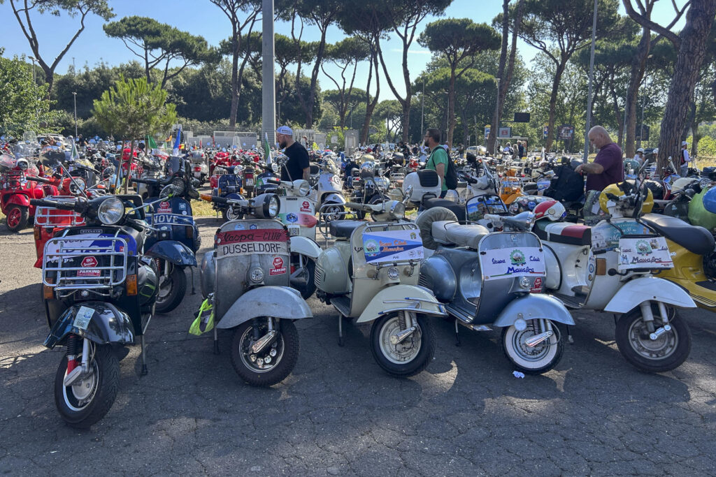 Apasionados de la Vespa llegan a Roma desde todo el mundo para celebrar sus 80 años