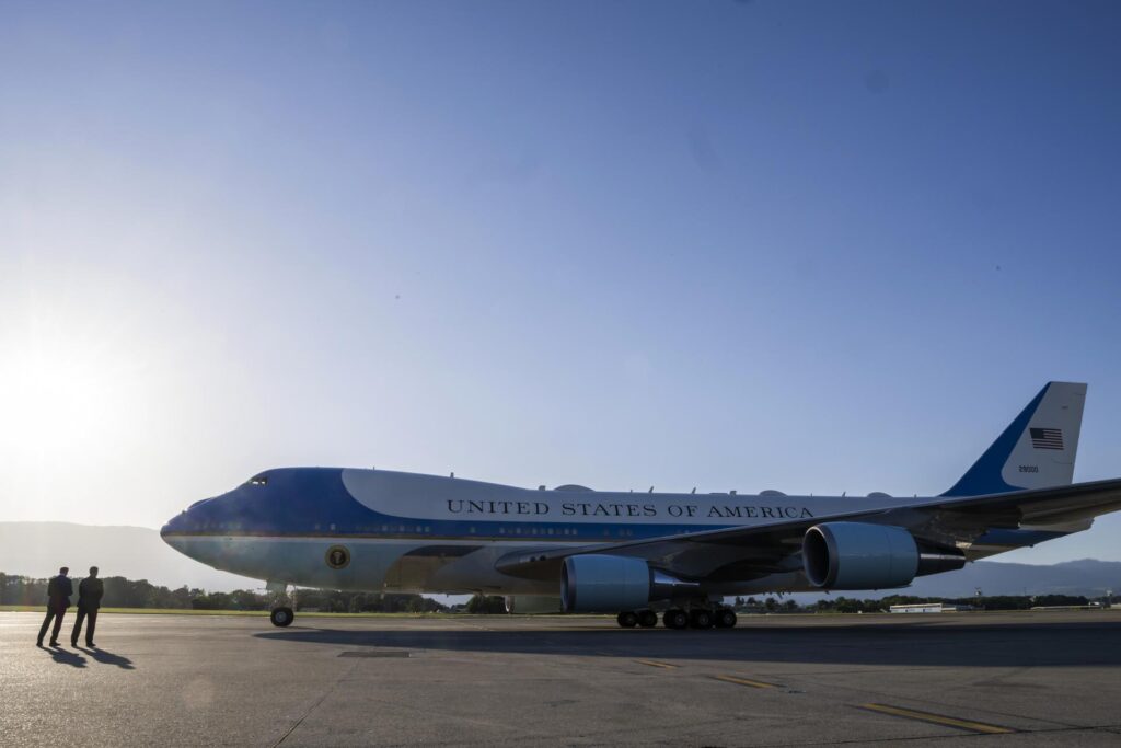 Trump jubila el Air Force One y lo reemplaza por el polémico avión donado por Catar
