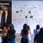 La "conexión" entre Trump y Epstein se expone a un kilómetro y medio de la Casa Blanca